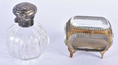 AN ANTIQUE SILVER MOUNTED CUT GLASS SCENT BOTTLE together with a small crystal glass jewellery