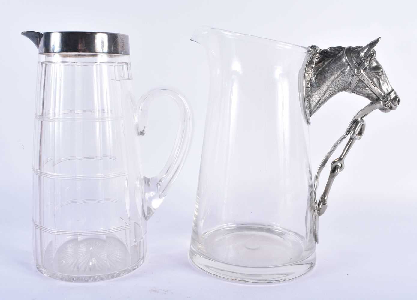 A SILVER PLATED GLASS PITCHER together with a horse head jug. Largest 22 cm x 17 cm. (2) - Image 3 of 5