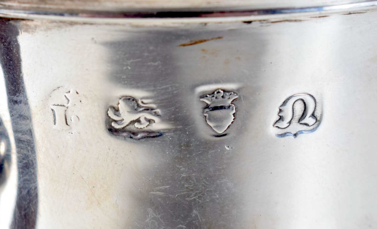 A Georgian Silver Coffee Pot Hallmarked London 1768. 25cm x 20 cm x 10.5 cm, weight 669g - Image 4 of 4