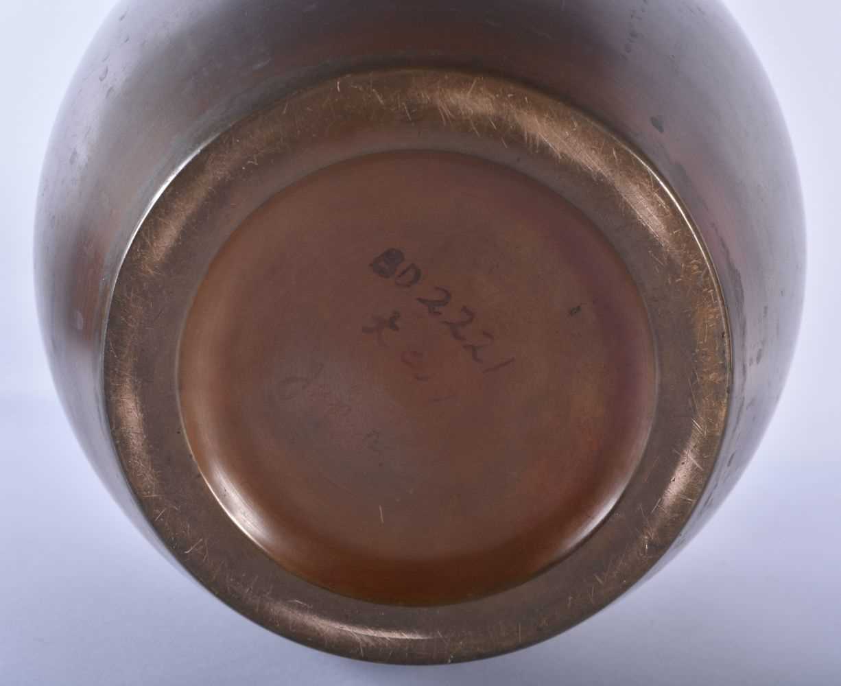 A 19TH CENTURY JAPANESE MEIJI PERIOD BRONZE VASE of plain form. 27 cm x 16 cm. - Image 4 of 4