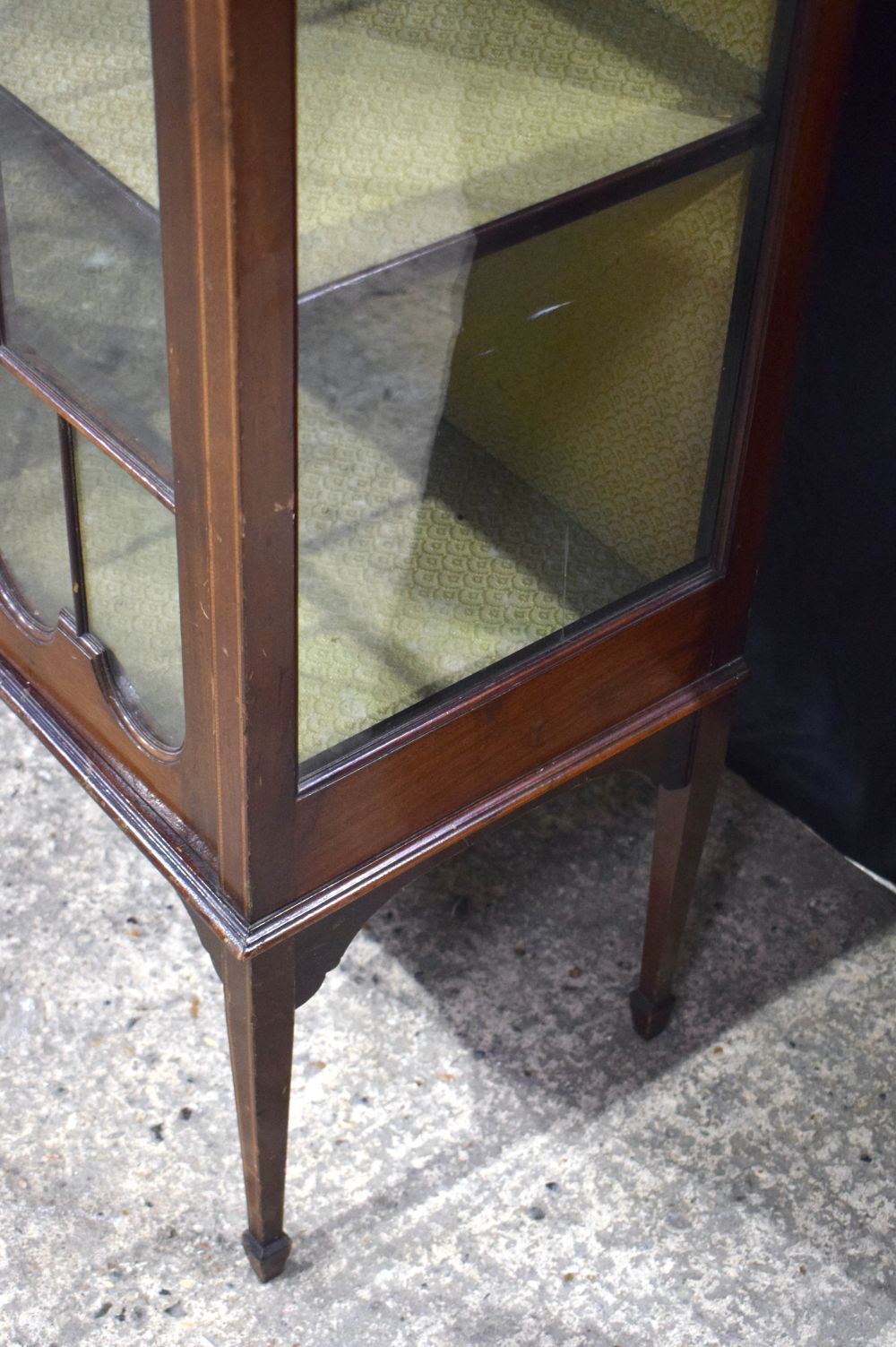 An Edwardian inlaid 2 door glazed display cabinet 151.5 x 121 x 41 cm. - Image 5 of 18