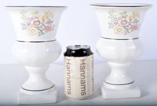A pair of German porcelain Urns 20 cm (2).