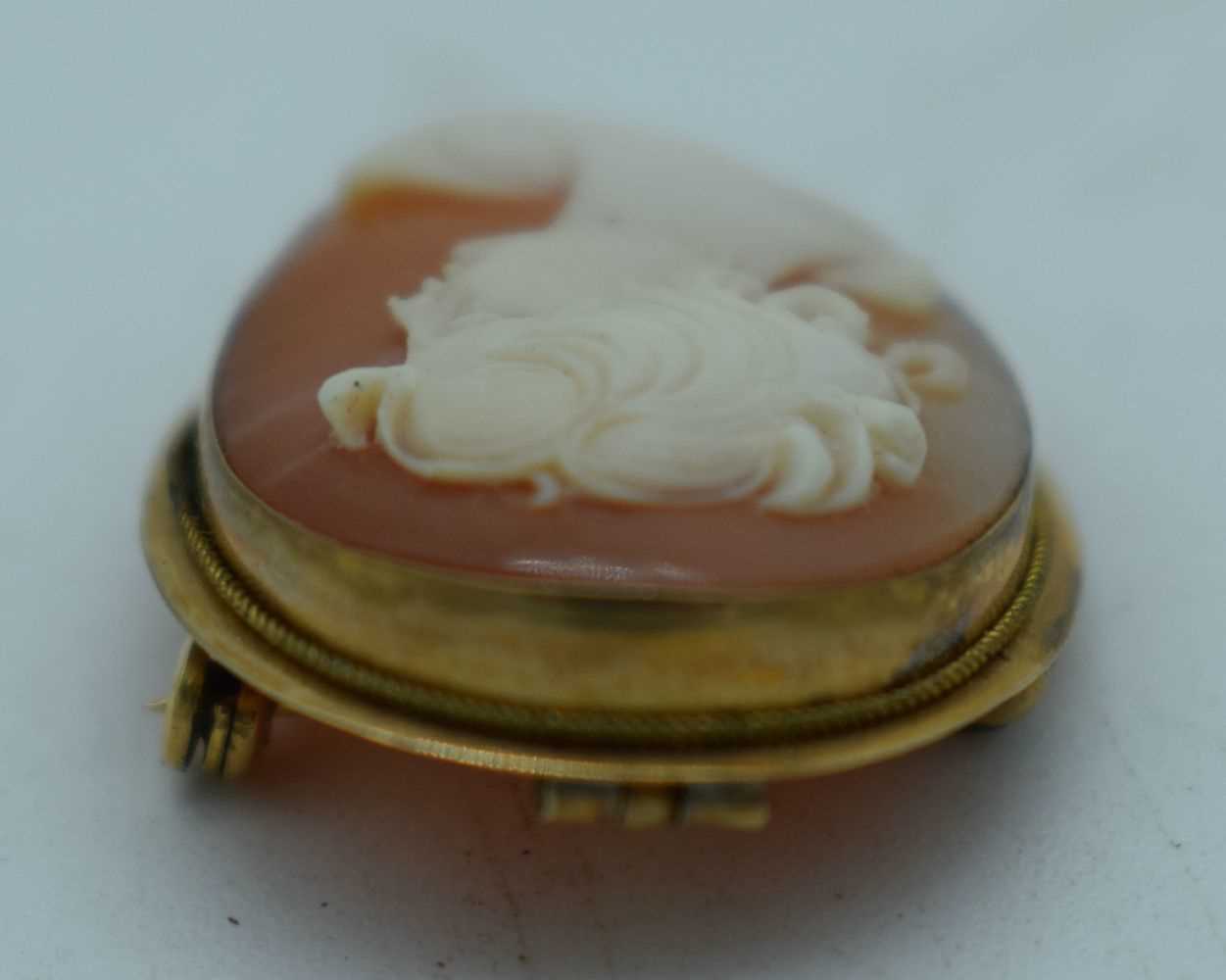 AN 18CT GOLD CAMEO BROOCH. 5 grams. 2.75 cm x 2 cm. - Image 3 of 3