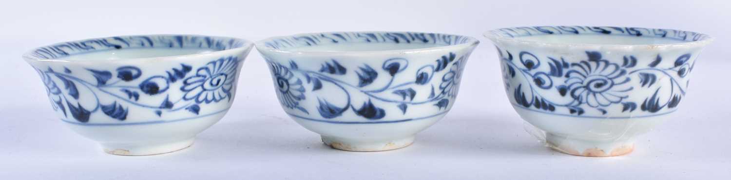 A 19TH CENTURY CHINESE BLUE AND WHITE PORCELAIN BOWL Qing, together with three other teabowls. - Image 5 of 7