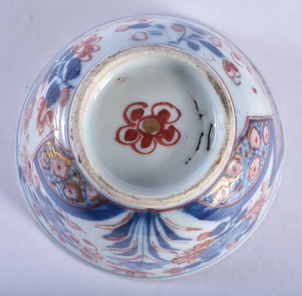 A 17TH/18TH CENTURY CHINESE BLUE AND WHITE IMARI PORCELAIN TEABOWL AND SAUCER Kangxi/Yongzheng. 10.5 - Image 6 of 6