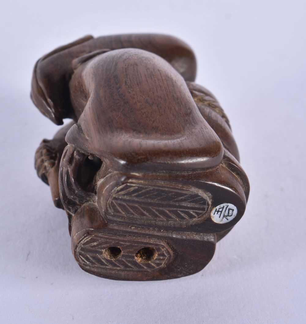 A JAPANESE CARVED WOOD FIGURAL NETSUKE. 44 grams. 5.25cm x 3.75 cm. - Image 4 of 4