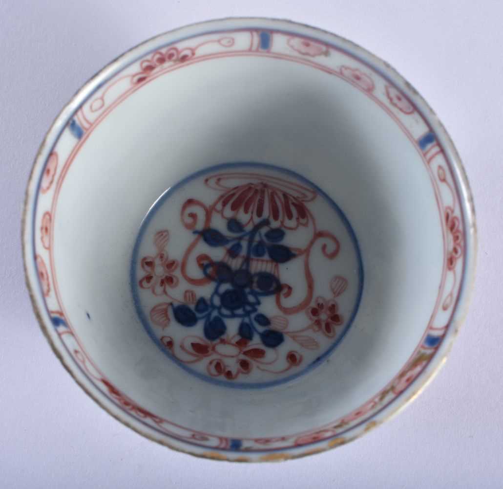 A 17TH/18TH CENTURY CHINESE BLUE AND WHITE IMARI PORCELAIN TEABOWL AND SAUCER Kangxi/Yongzheng. 10.5 - Image 5 of 6