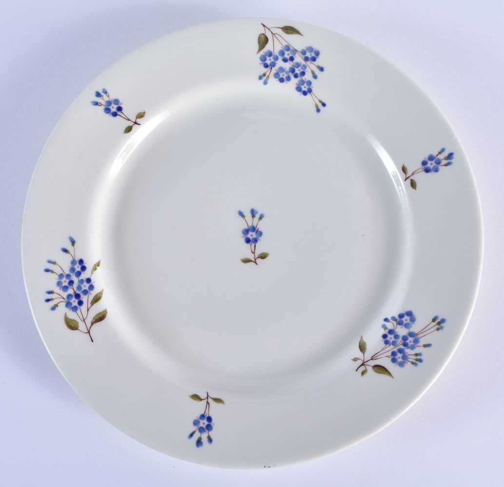AN EARLY 19TH CENTURY CHAMBERLAINS WORCESTER DINNER SERVICE painted with blue cornflowers. Largest - Bild 11 aus 18