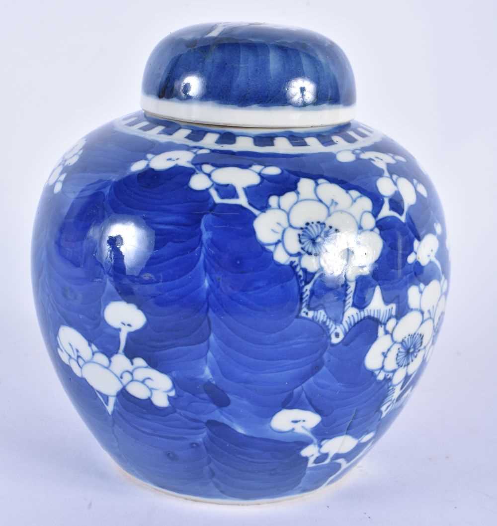 A 19TH CENTURY CHINESE BLUE AND WHITE PORCELAIN GINGER JAR AND COVER Qing. 15 cm x 10 cm. - Image 2 of 4