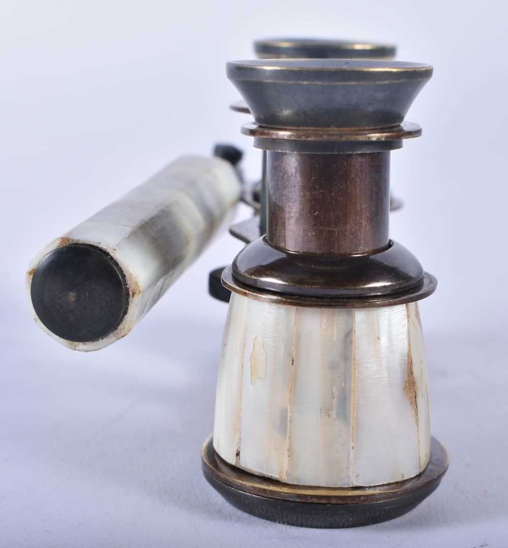 A PAIR OF MOTHER OF PEARL OPERA GLASSES. 18cm wide extended. - Image 2 of 5