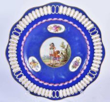 AN ANTIQUE MEISSEN PORCELAIN RETICULATED PLATE. 22.5 cm wide.