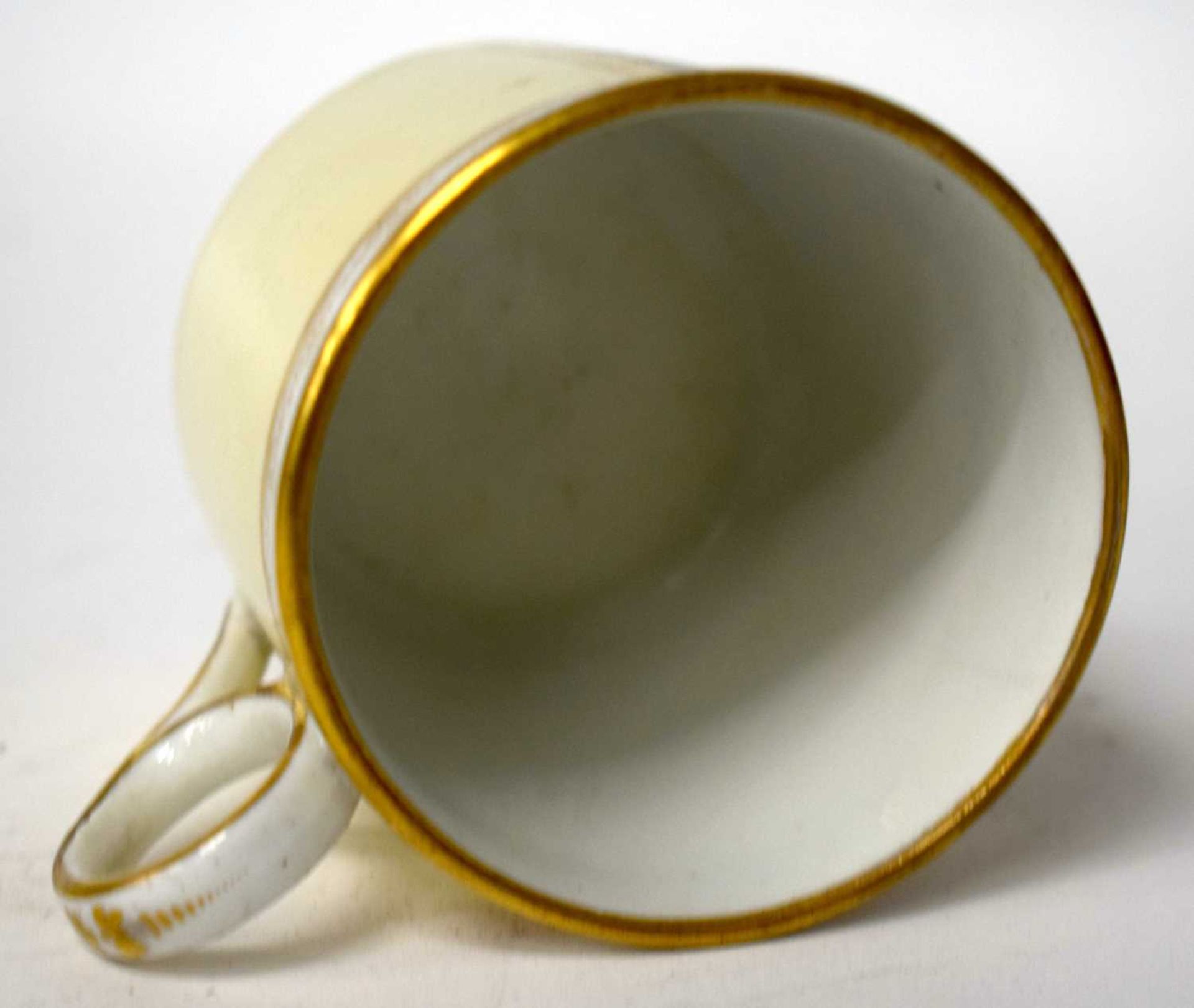 AN EARLY 19TH CENTURY CHAMBERLAINS WORCESTER CHAMBERSTICK together with two similar cups. Largest - Image 13 of 21