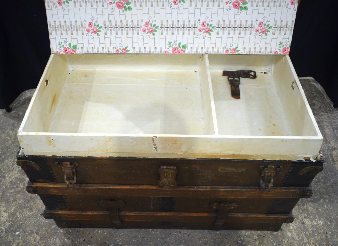 A 19th Century leather coated wooden trunk with wooden banding 65 x 88 x 53 cm. - Image 4 of 5