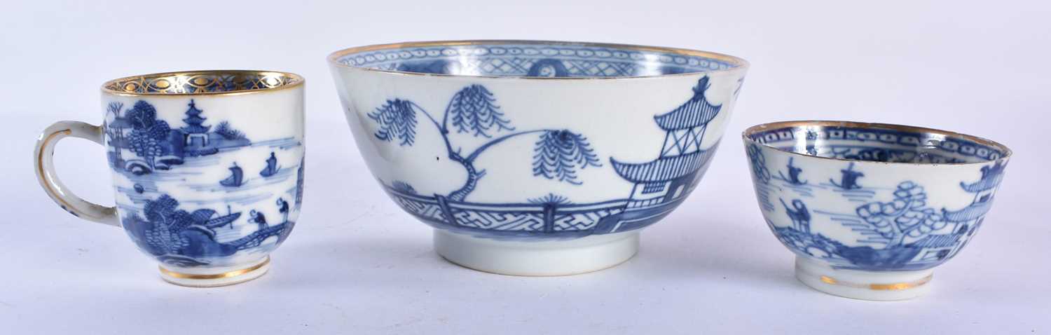 AN 18TH CENTURY CHINESE EXPORT BLUE AND WHITE PORCELAIN BOWL Qianlong, together with a teabowl, - Image 7 of 10