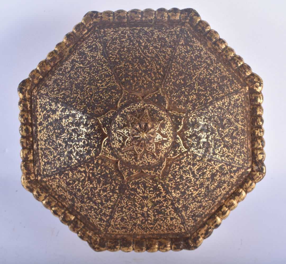 AN 18TH CENTURY ISLAMIC OTTOMAN INDIAN GOLD INLAID IRON BOX of octagonal form, decorated all over - Image 4 of 5