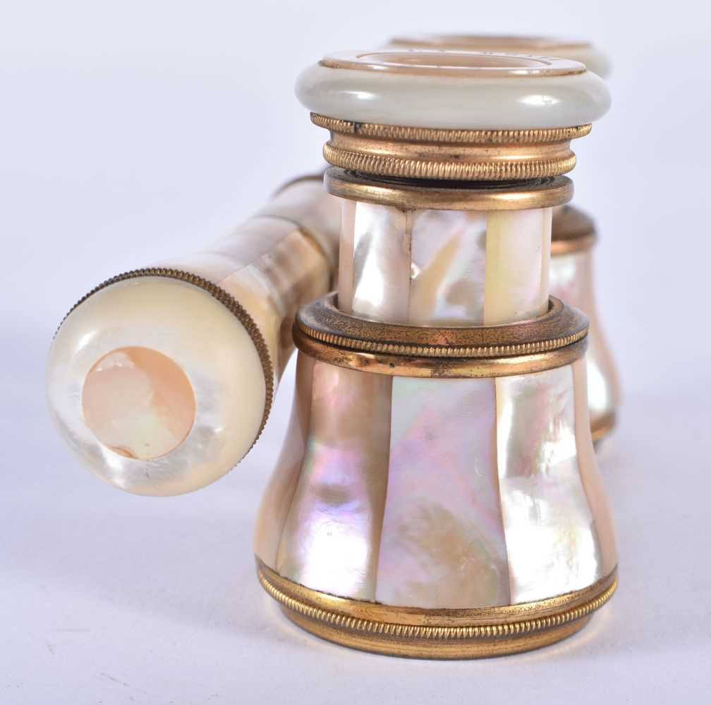A PAIR OF MOTHER OF PEARL OPERA GLASSES. 21 cm x 7 cm. - Image 2 of 5