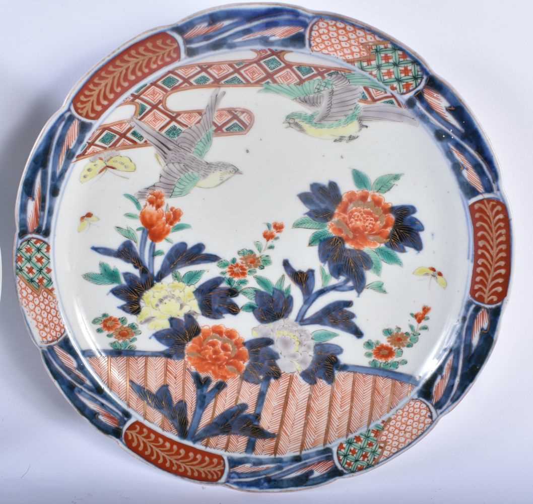 A PAIR OF 18TH/19TH CENTURY JAPANESE EDO PERIOD IMARI SCALLOPED DISHES painted with birds and - Image 3 of 4