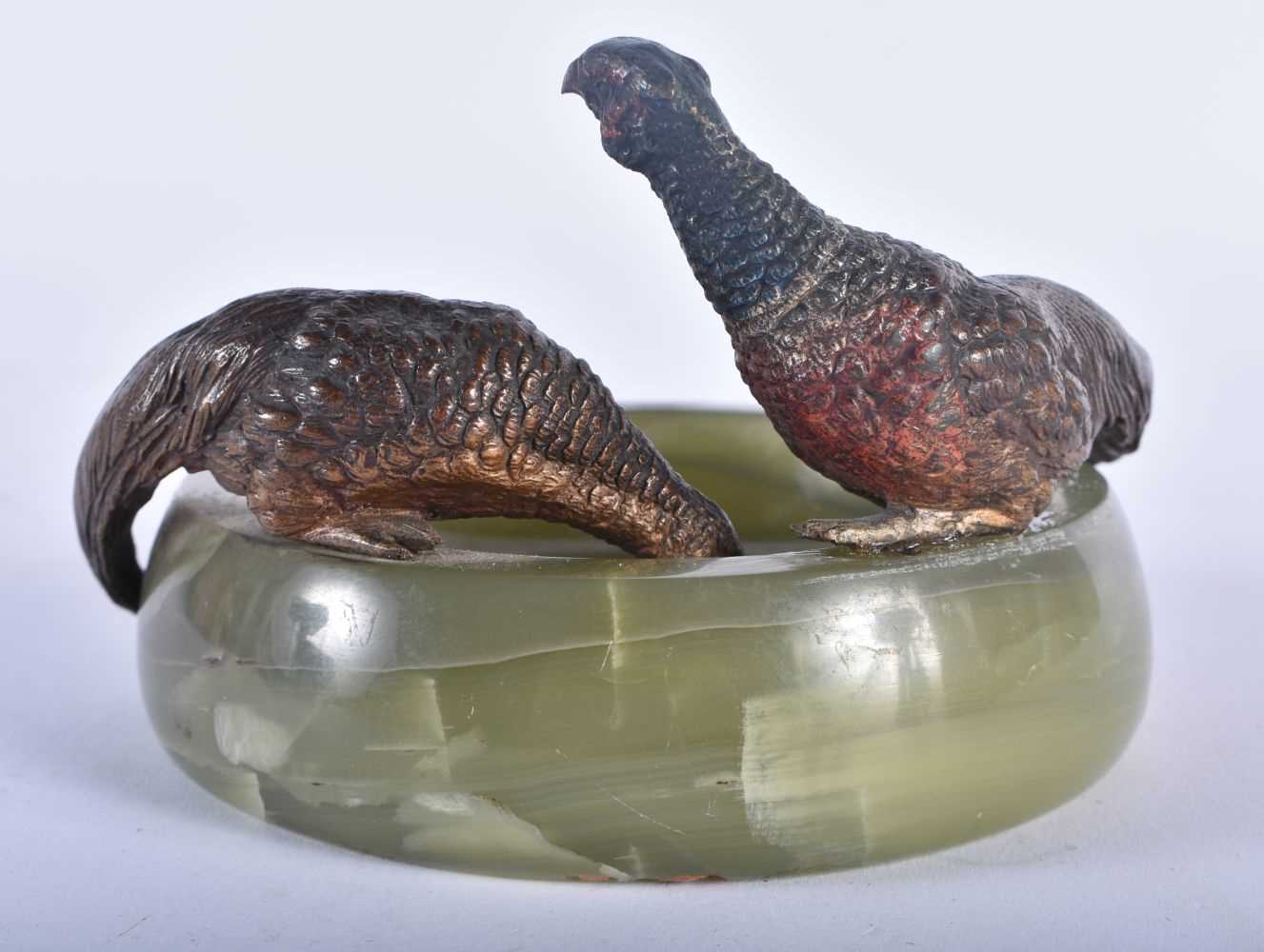 AN ANTIQUE COLD PAINTED BRONZE AND ONYX DOUBLE GAME BIRD ASHTRAY. 13 cm x 7 cm. - Image 4 of 6