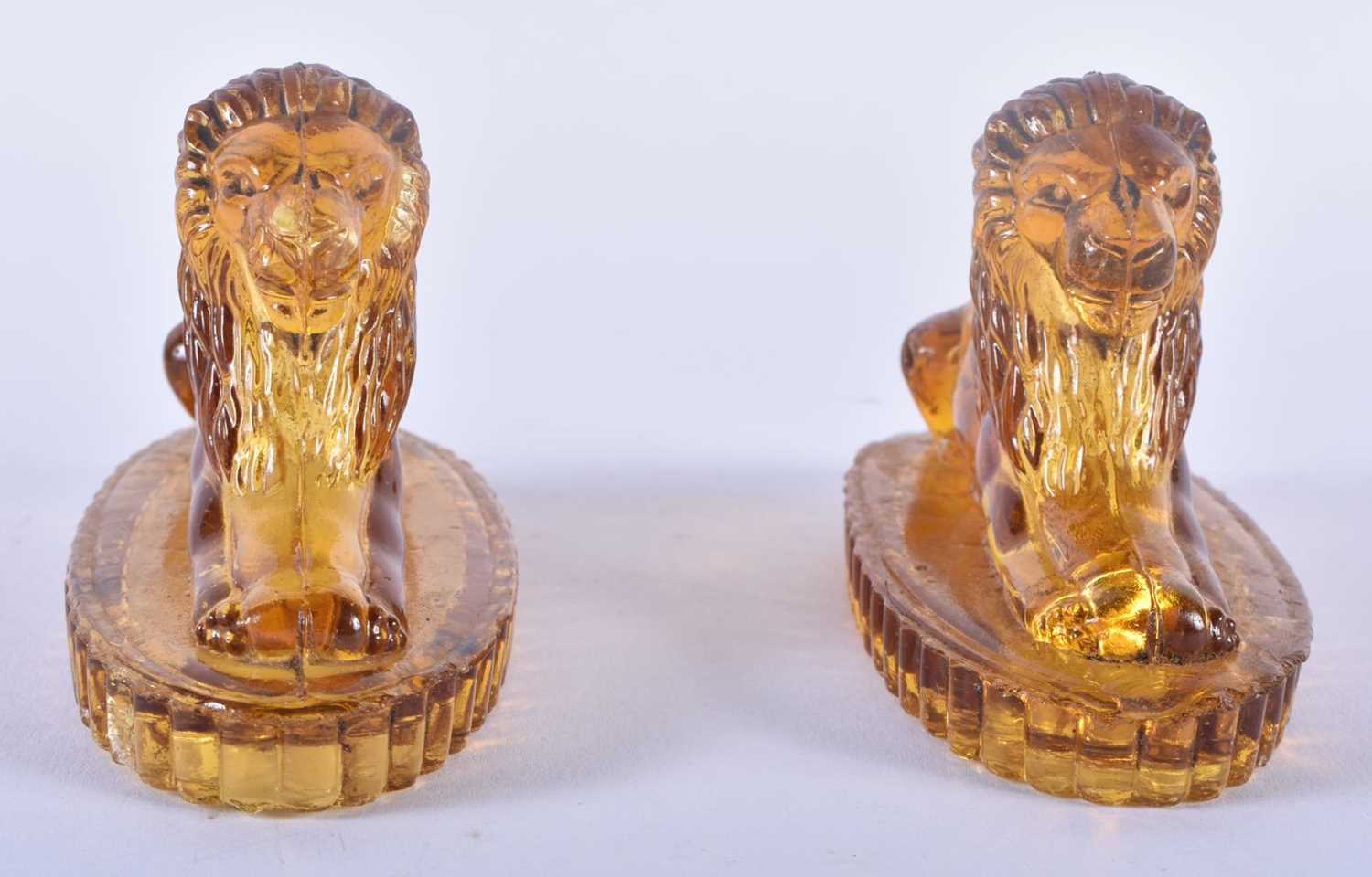 A PAIR OF ANTIQUE MUSTARD YELLOW PRESSED GLASS LIONS. 12 cm x 8 cm. - Image 2 of 5