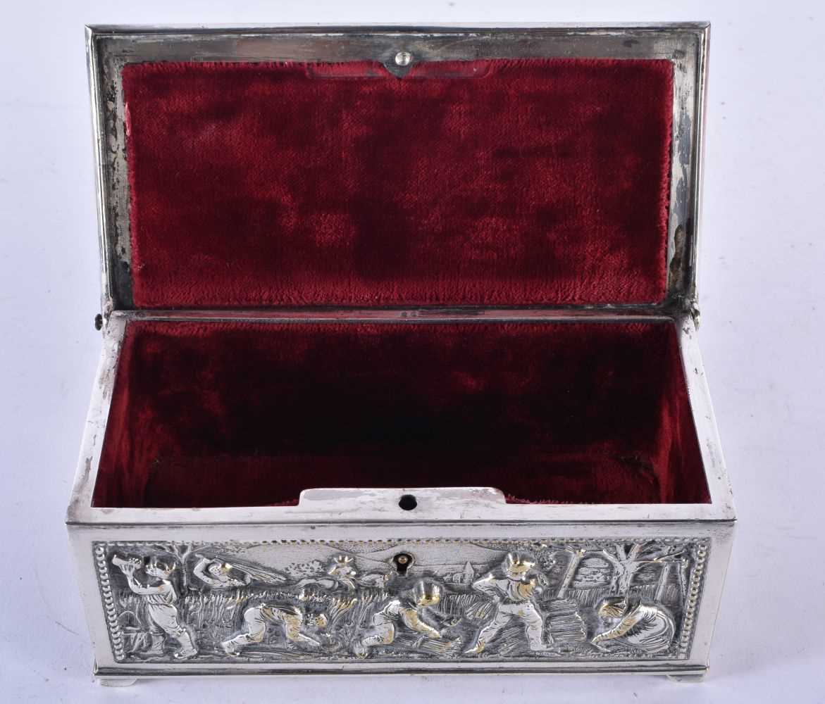 A Victorian Velvet Lined Jewellery Casket in the Style of Elkington heavily embossed with rural - Bild 3 aus 4