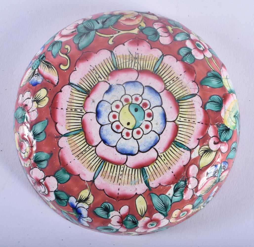 A 19TH CENTURY CHINESE CANTON ENAMEL CIRCULAR BOX AND COVER Qing, painted with flowers. 11cm - Image 3 of 5