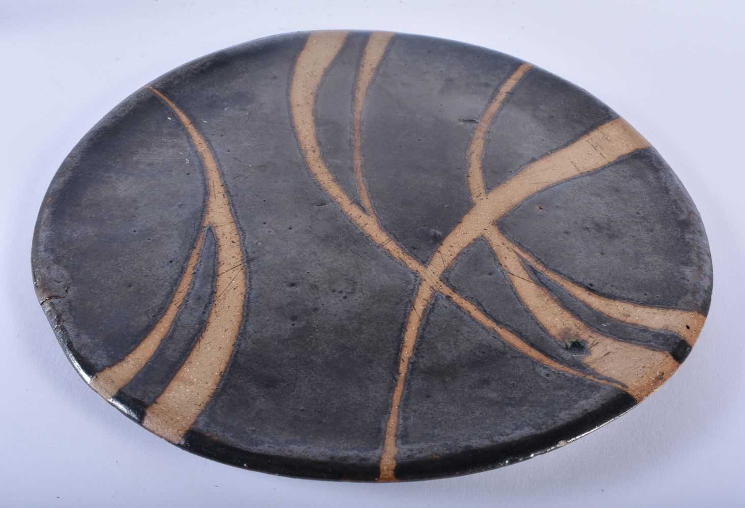 A FINE STUDIO POTTERY STONEWARE CIRCULAR DISH in the manner of Shoji Hamada (1894-1978). 28 cm - Image 3 of 10