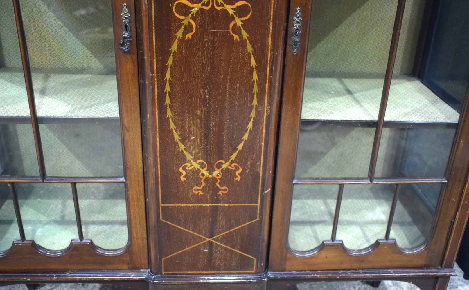 An Edwardian inlaid 2 door glazed display cabinet 151.5 x 121 x 41 cm. - Image 7 of 18