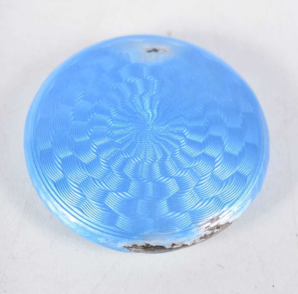 A Silver Gilt and Guilloche Enamel Compact. Stamped Sterling. 5 cm x 1cj, weight 46.7g - Bild 2 aus 3