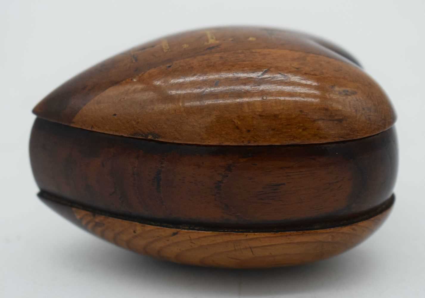 AN ANTIQUE HEART SHAPED TREEN SNUFF BOX. 7.75 cm x 5.5 cm. - Image 2 of 4