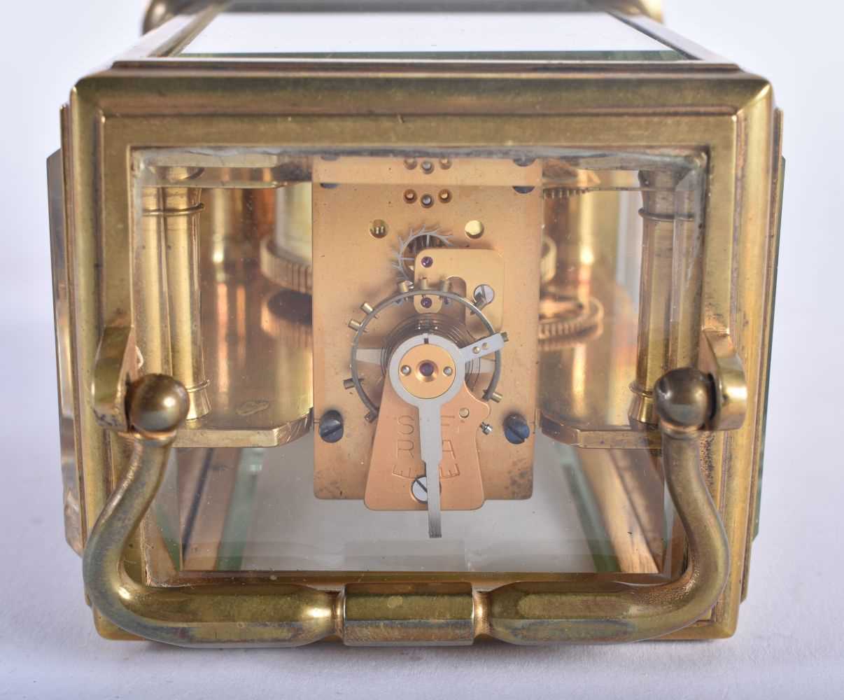 AN ANTIQUE CARRIAGE CLOCK. 15 cm high inc handle. - Image 6 of 7