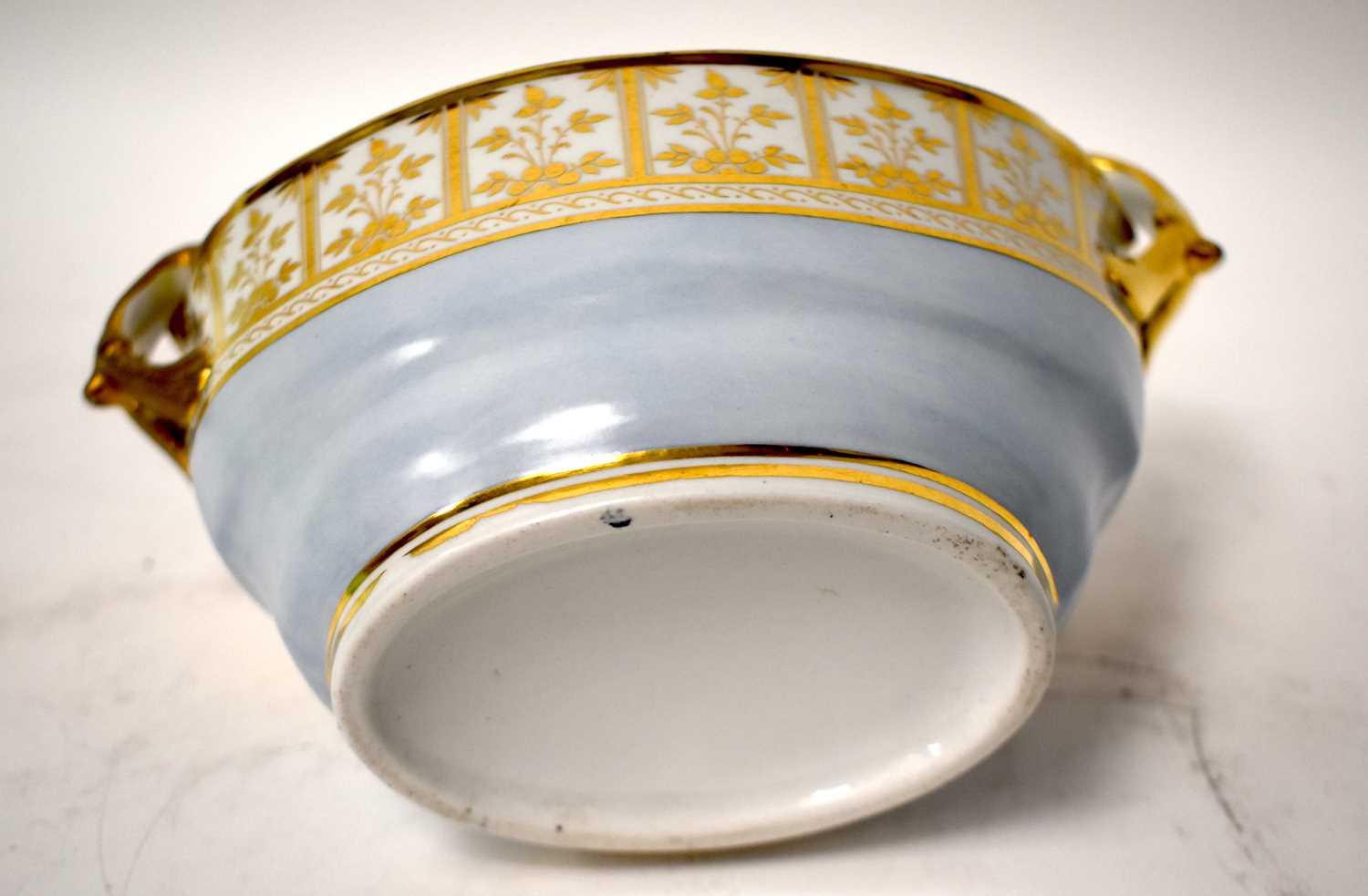 A LATE 18TH CENTURY GROUP OF BARR FLIGHT AND BARR PORCELAIN WARES painted with armorials on a - Image 31 of 31
