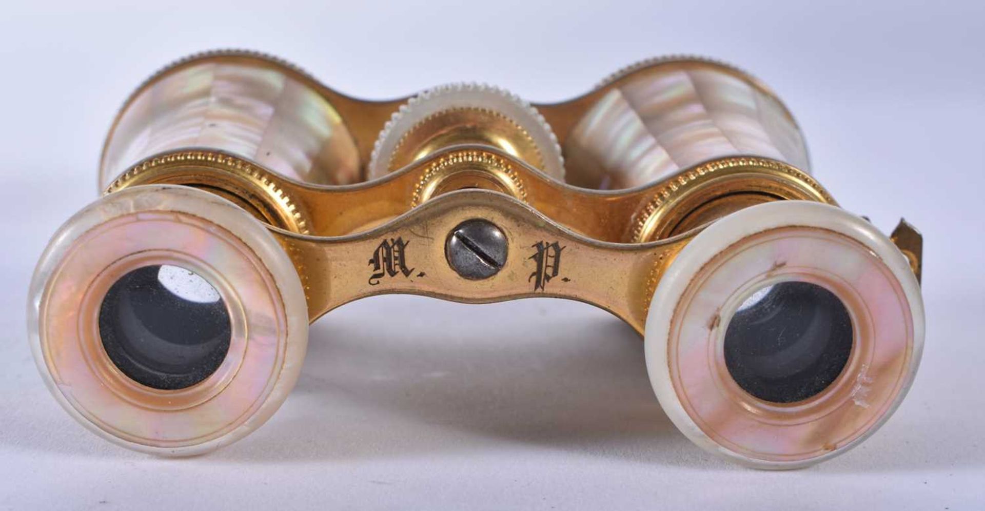 A PAIR OF MOTHER OF PEARL OPERA GLASSES. 9 cm x 9 cm extended. - Image 5 of 5