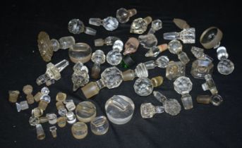 A collection of glass bottle and decanter stoppers (qty)