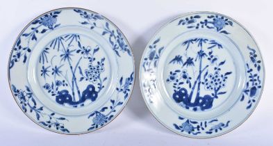 A PAIR OF 17TH/18TH CENTURY CHINESE BLUE AND WHITE PORCELAIN PLATES Kangxi/Yongzheng. 23.5 cm