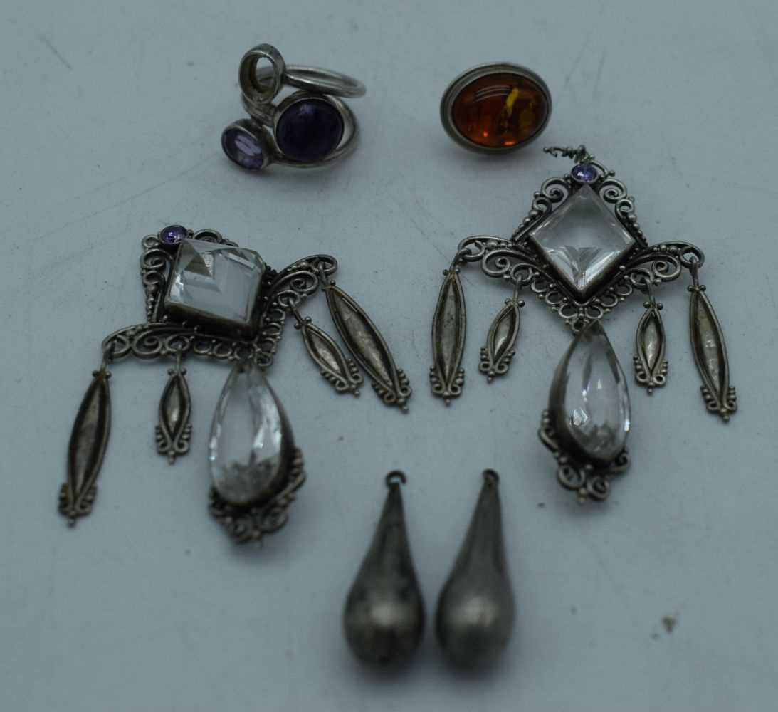 ASSORTED SILVER JEWELLERY. 32 grams. (qty)
