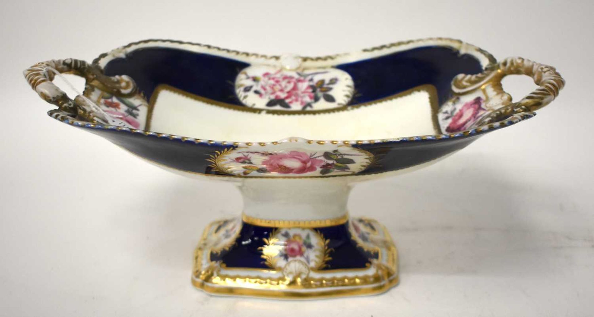 A LARGE EARLY 19TH CENTURY CHAMBERLAINS WORCESTER PORCELAIN PEDESTAL ARMORIAL COMPORT painted with - Image 5 of 12