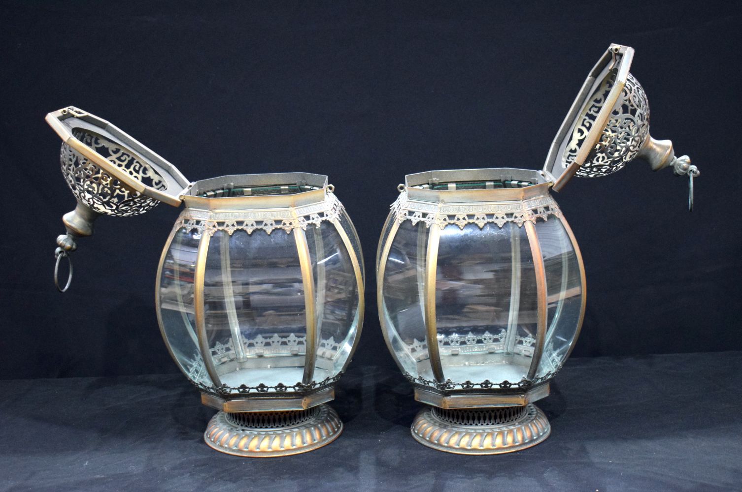 A pair of Islamic style copper lanterns 51 cm (62) - Image 2 of 4