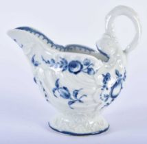 A FINE 18TH CENTURY WORCESTER BLUE AND WHITE PORCELAIN CREAM BOAT painted with flowers upon a