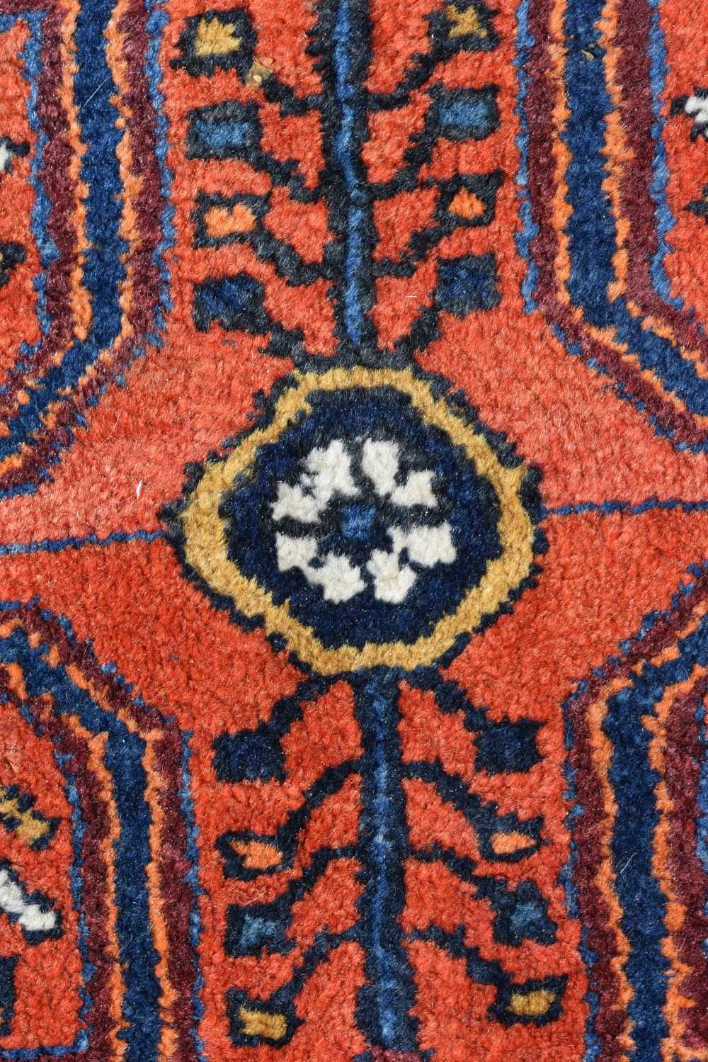 A Persian Bakhtiari rug 214 x 149 cm - Image 7 of 16