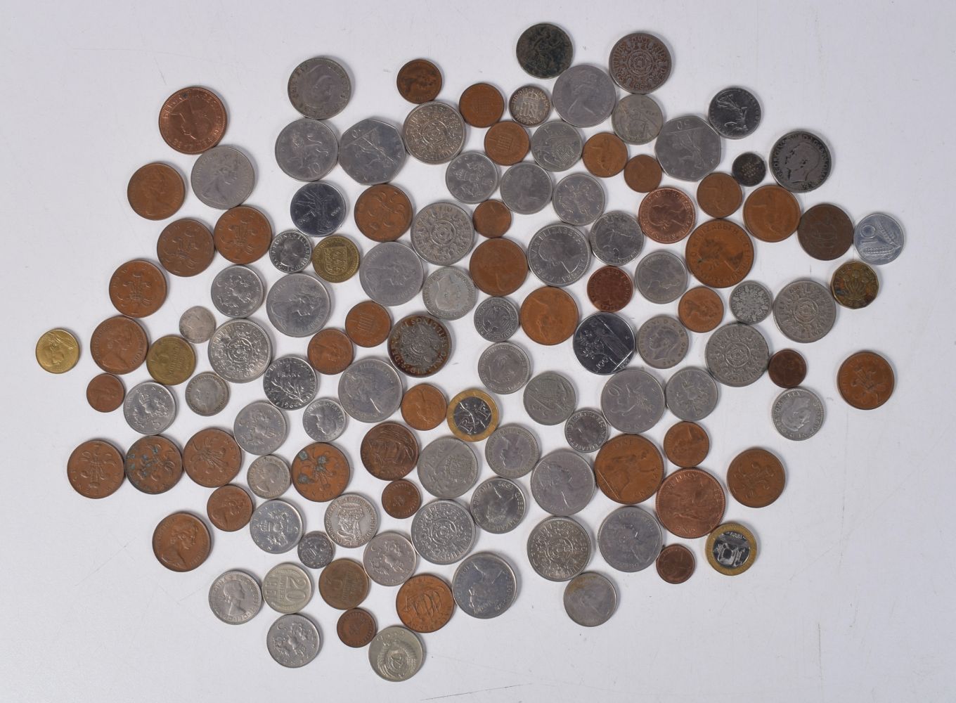 A collection of assorted coinage (Qty)