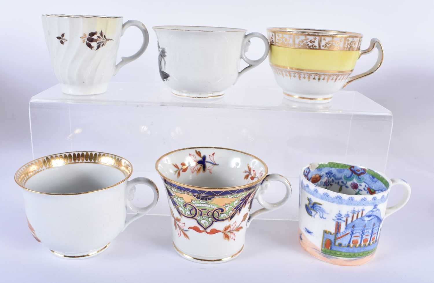 TWELVE LATE 18TH/19TH CENTURY ENGLISH PORCELAIN CUPS including Chmaberlains & Graingers Worcester. - Image 2 of 9