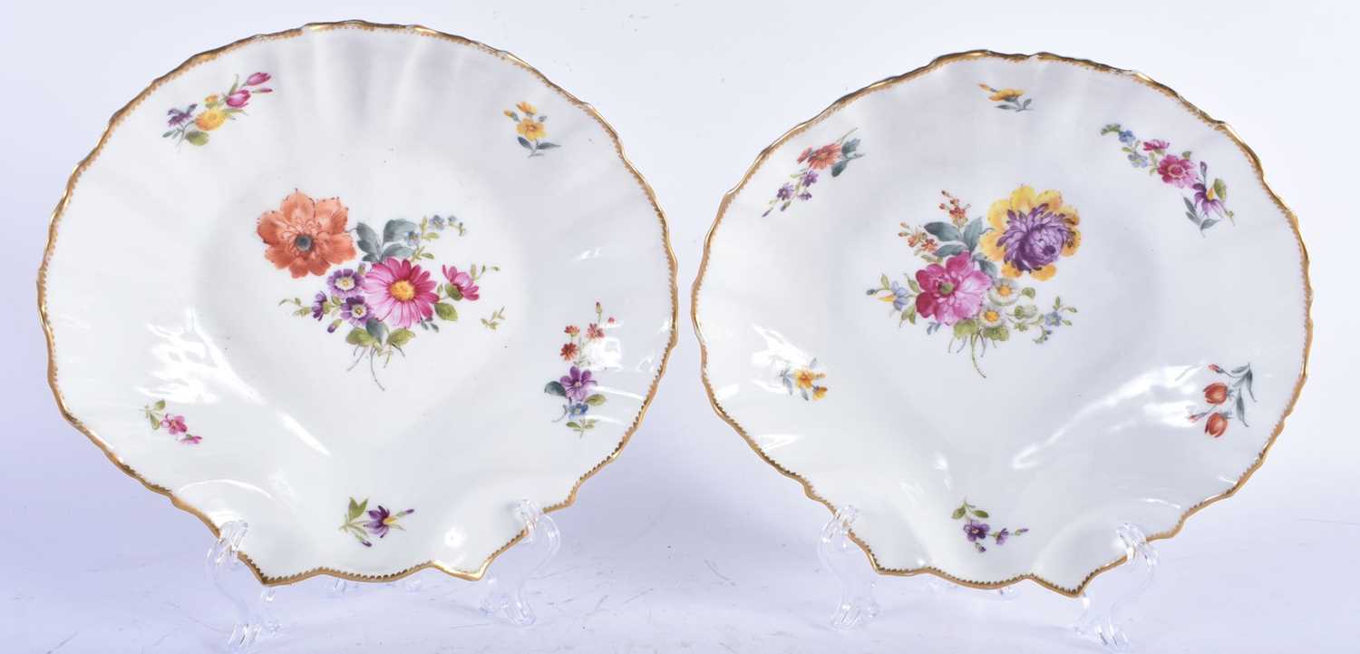 A PAIR DANISH ROYAL COPENHAGEN PORCELAIN SHELL SHAPED DISH painted with flowers, together with a - Image 4 of 5