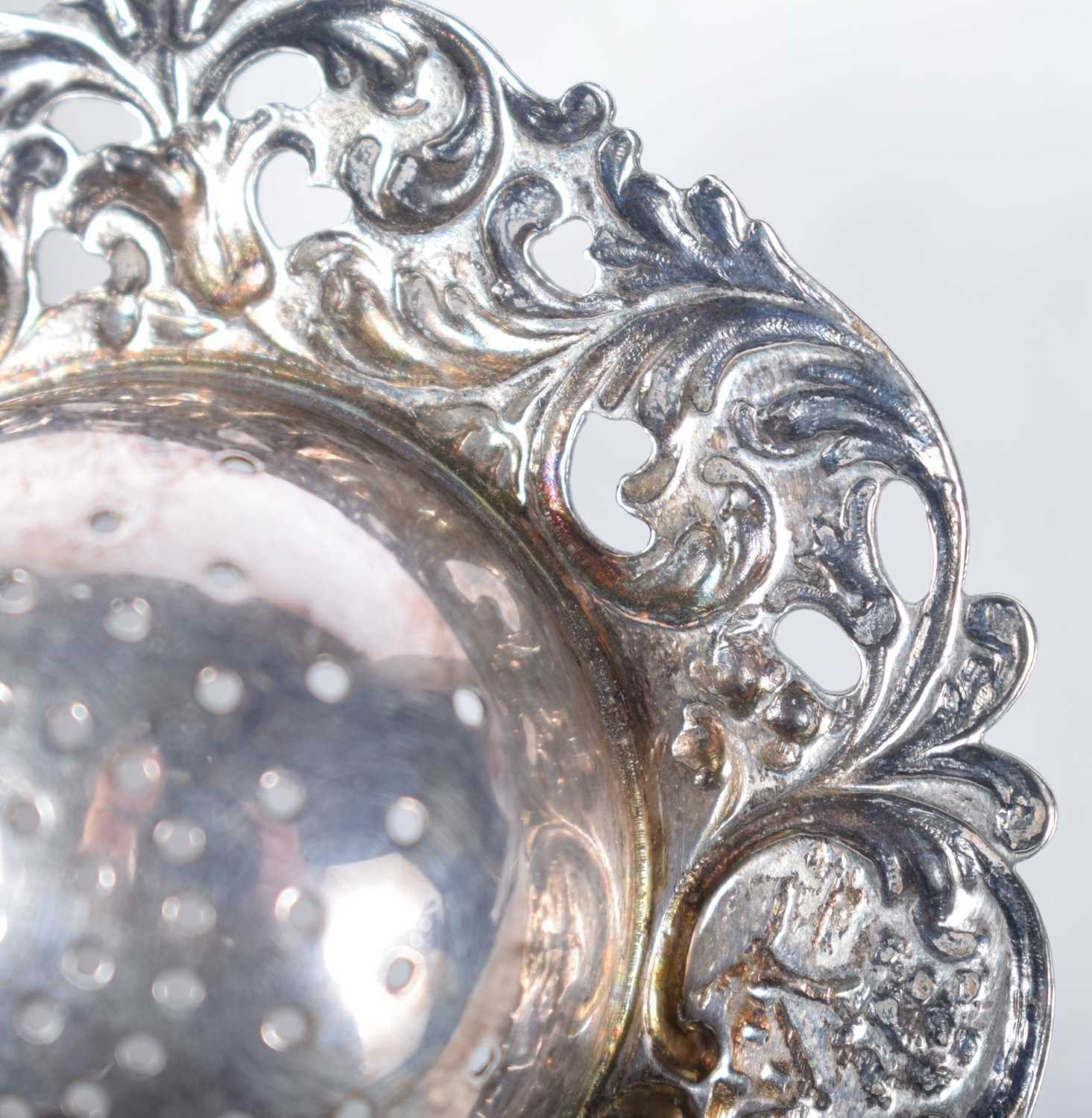 A Dutch Silver Tea Strainer with ornate decoration. 12.5 cm x 7.5 cm, weight 41g - Image 13 of 17