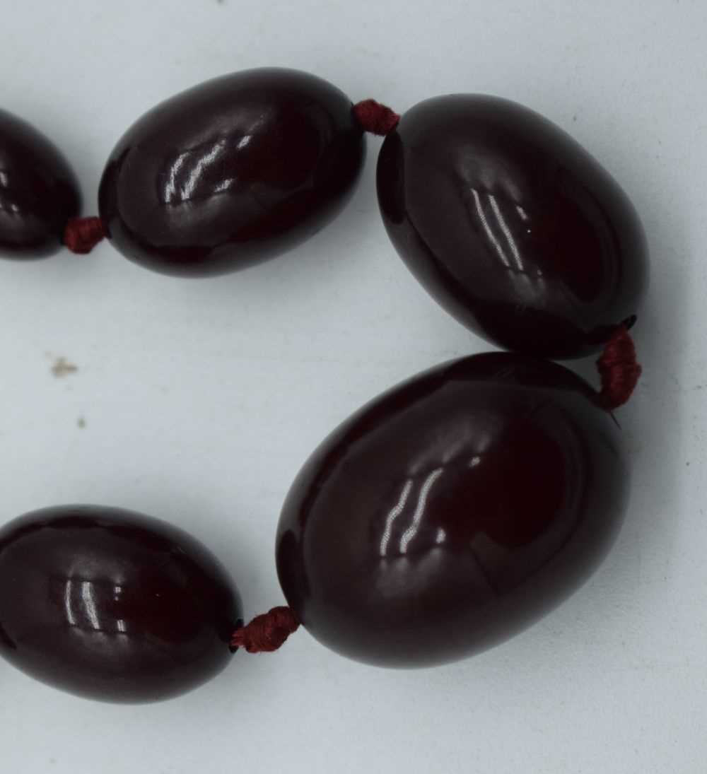 A CHERRY AMBER TYPE NECKLACE. 54 grams. 76 cm long. - Image 2 of 3