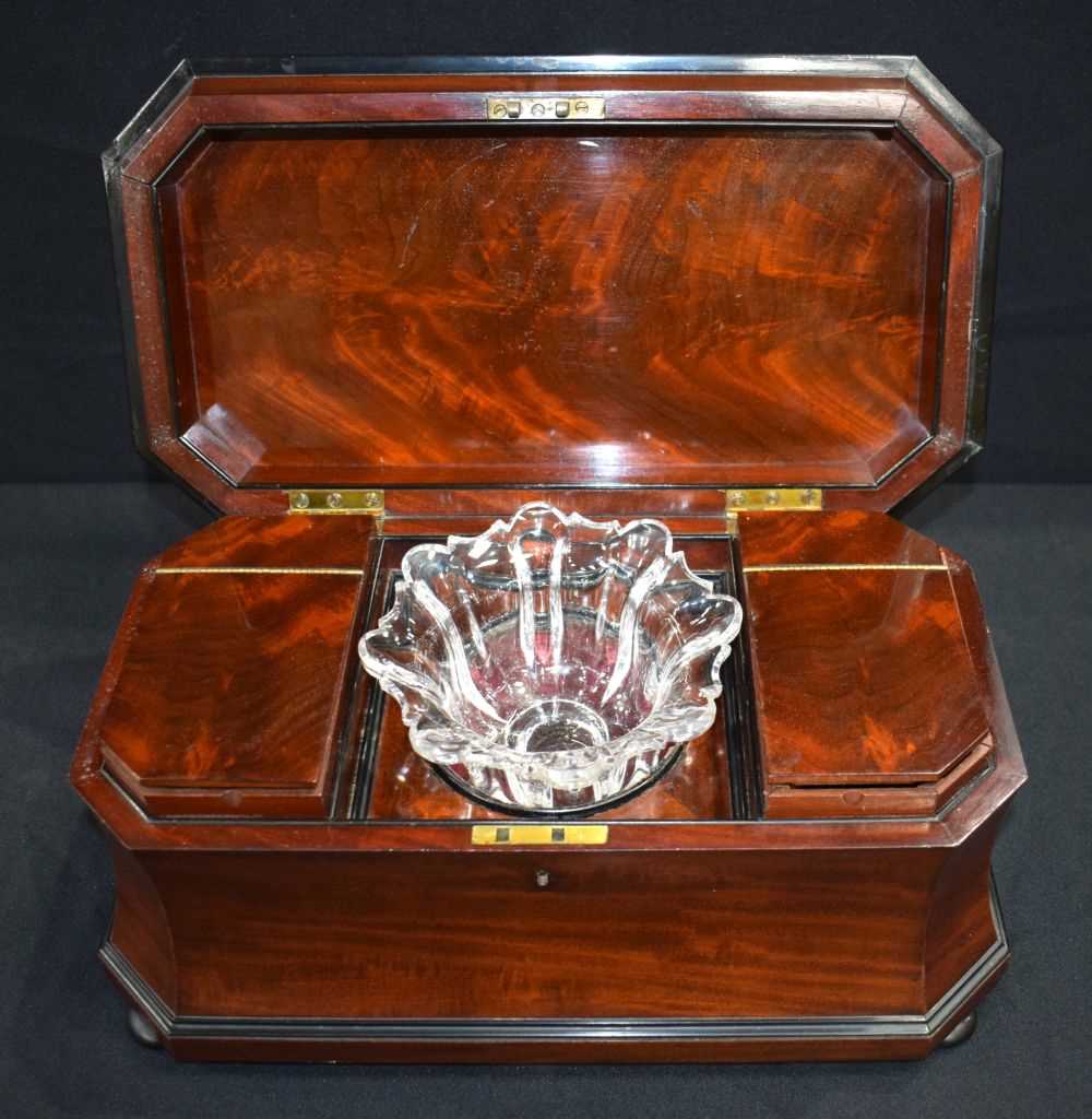 A lovely Victorian flame mahogany caddy 23 x 40 x 21cm - Image 3 of 10