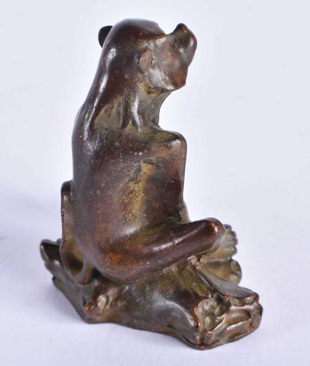 A JAPANESE BRONZE MONKEY OKIMONO. 156 grams. 5.75 cm x 5.5 cm. - Image 3 of 4