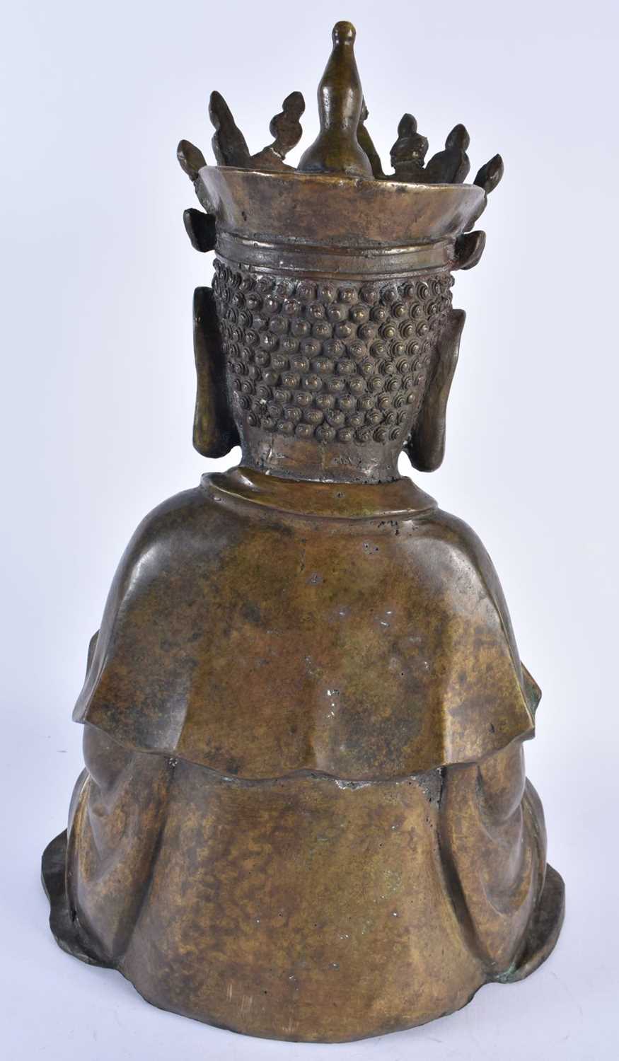 A LARGE EARLY 20TH CENTURY CHINESE BRONZE FIGURE OF A SEATED BUDDHA Late Qing/Republic. 38 cm x - Image 7 of 8