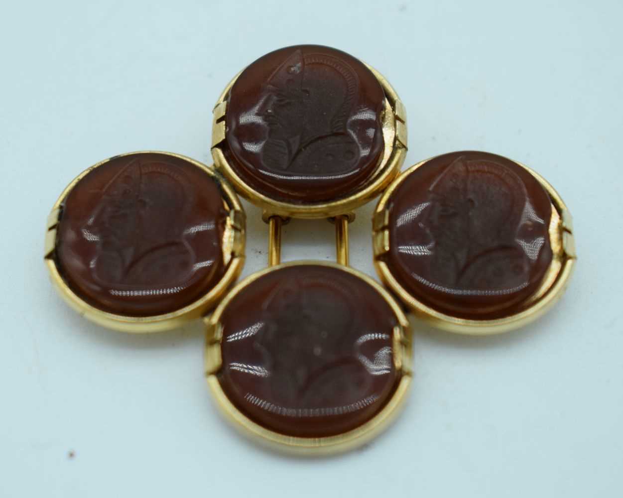 AN ANTIQUE CAMEO BROOCH. 11.1 grams. 4.5 cm x 4 cm.