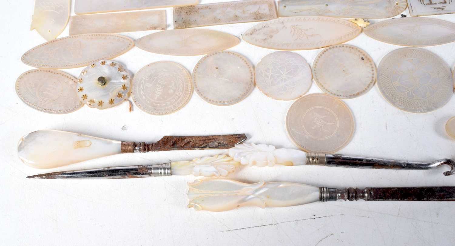 A Large Quantity of Mother of Pearl Gaming Counters and other MOP Items (qty) - Image 5 of 5