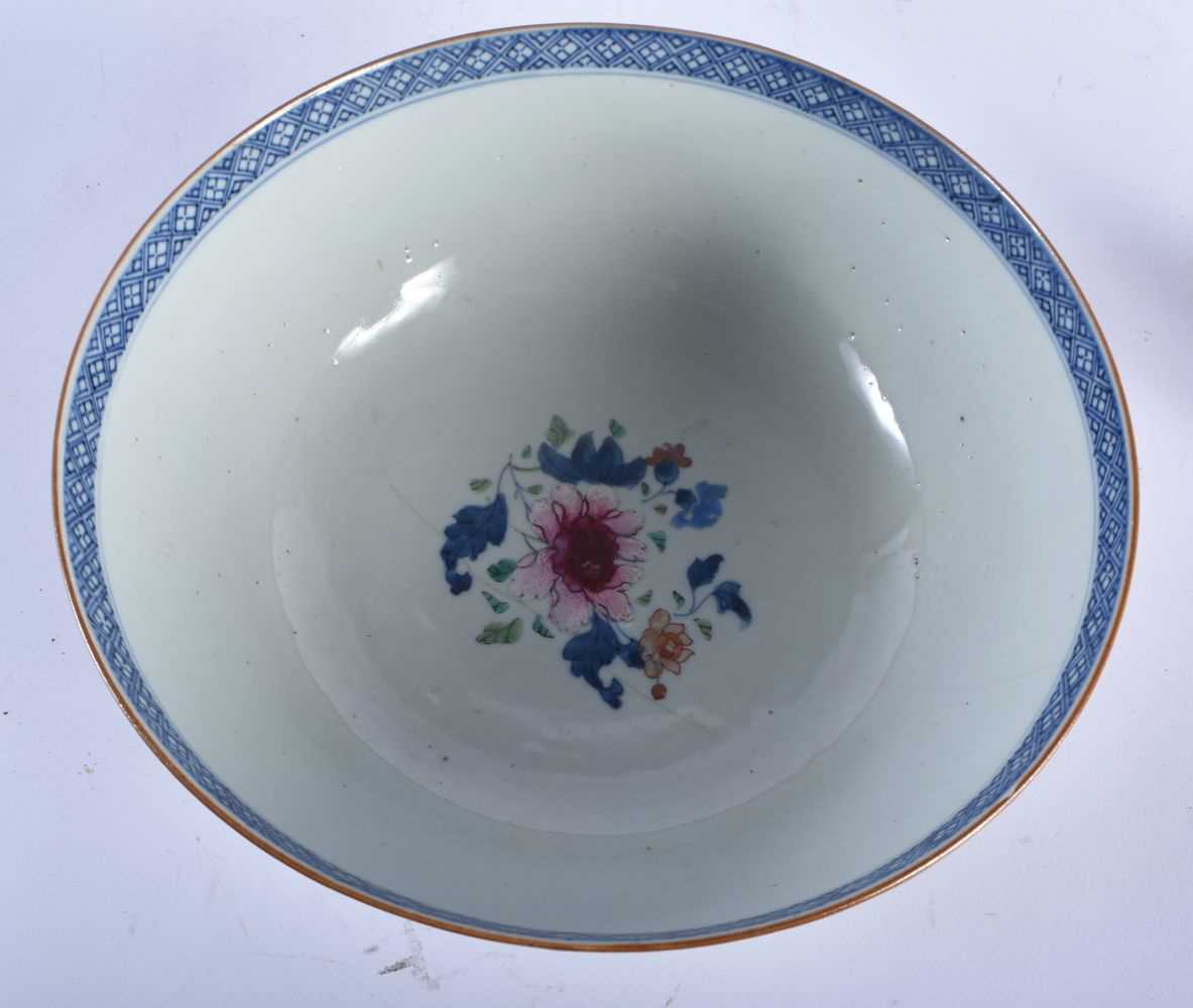 A LARGE 18TH CENTURY CHINESE EXPORT FAMILLE ROSE BLUE AND WHITE BOWL Qianlong. 25cm diameter. - Image 4 of 5